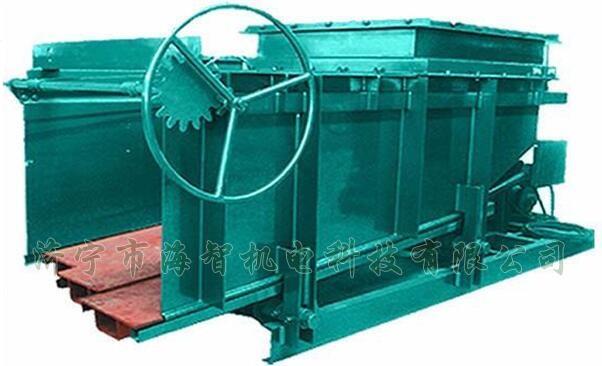 導(dǎo)料槽設(shè)有多個(gè)活動(dòng)式底板，底板在回程過(guò)程中可以承受物料所帶來(lái)的摩擦力